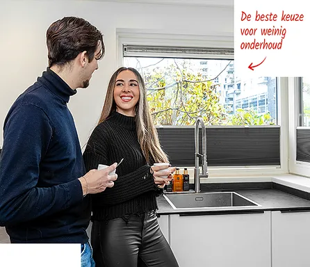 Man en vrouw genieten van kunststof kozijnen in moderne keuken - kunststof kozijnen de beste keuze voor weinig onderhoud