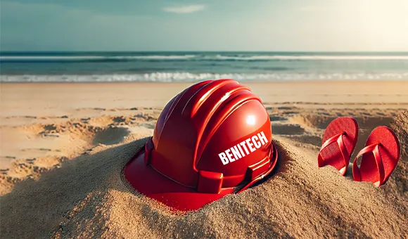 Vakantie Benitech rode Benitech helm en slippers op strand bij zee