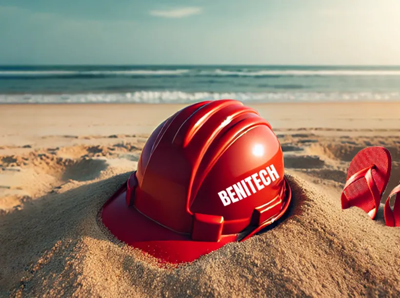 Vakantie Benitech rode Benitech helm en slippers op strand bij zee