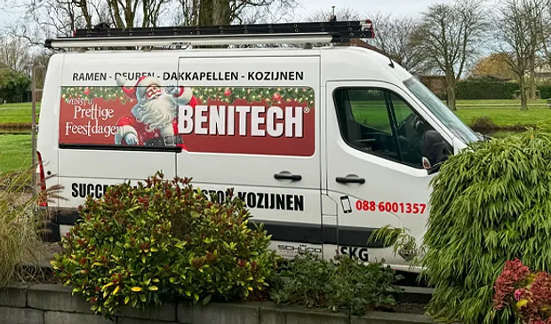 Montage bus Benitech Kozijnen met Kerstman en tekst prettige feestdagen