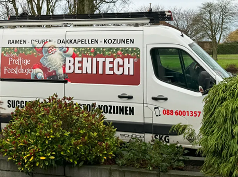 Montage bus Benitech Kozijnen met Kerstman en tekst prettige feestdagen
