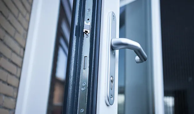 Klink, slot en sluiting kunststof deur - Hang en sluitwerk meerpuntssluiting kunststof deur