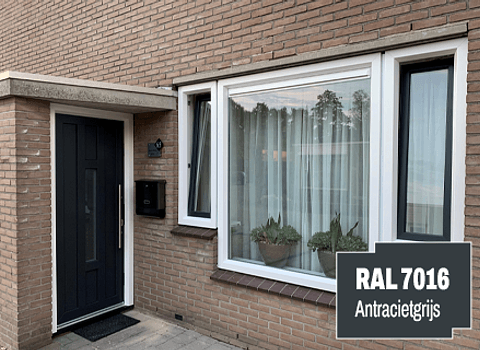Voorgevel woning kunststof deur en kozijn ral 7016 antracietgrijs en wit
