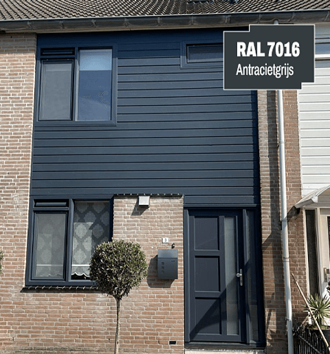 Voorgevel woning kunststof kozijnen, voordeur en gevelbekleding ral 7016 antracietgrijs