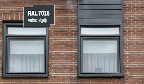 Kunststof kozijnen in stenen gevel ral 7016 antracietgrijs