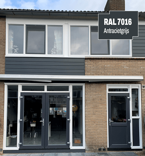 Achtergevel woning met kunststof kozijnen, ramen en deuren antracietgrijs ral 7016