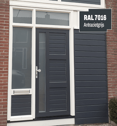 Voorgevel woning kunststof kozijnen wit kunststof voordeur ral 7016 antracietgrijs