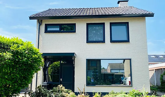 Zwarte kunststof kozijnen in moderne vrijstaande woning - meerwaarde van uw huis met investering in kunststof kozijnen