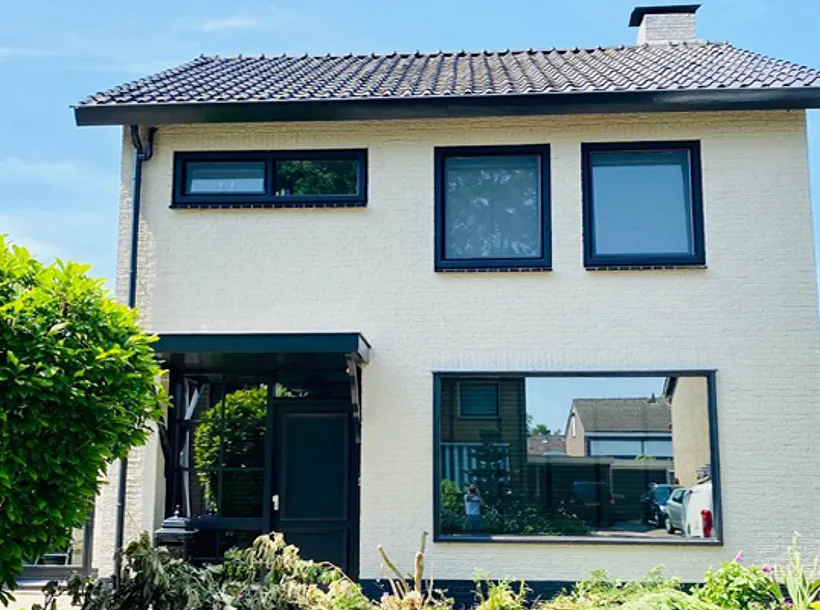 Zwarte kunststof kozijnen in moderne vrijstaande woning - meerwaarde van uw huis met investering in kunststof kozijnen