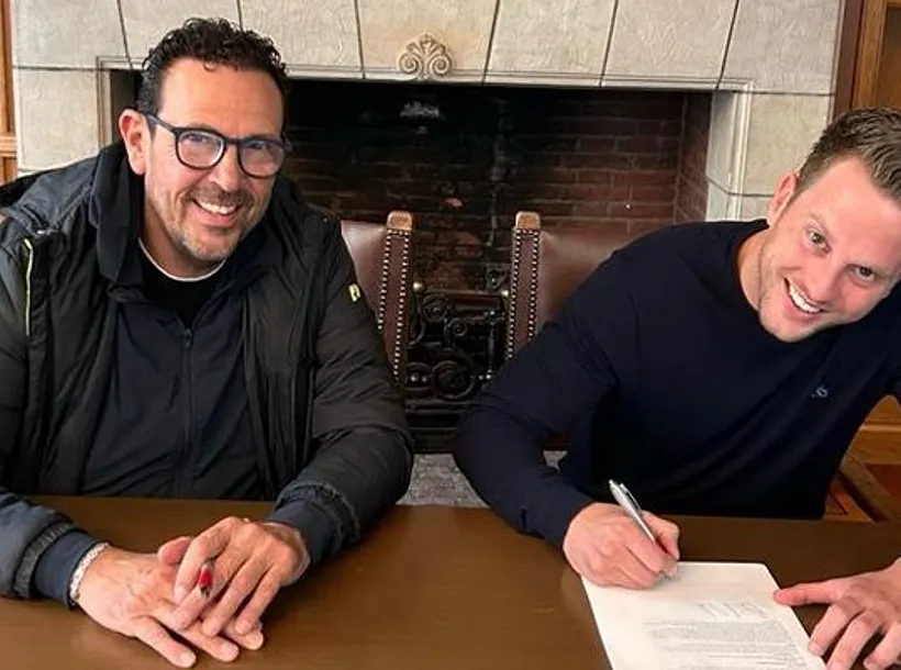 Benito Amato en Alwin Scholten tekenen bij notaris: Alwin is mede eigenaar