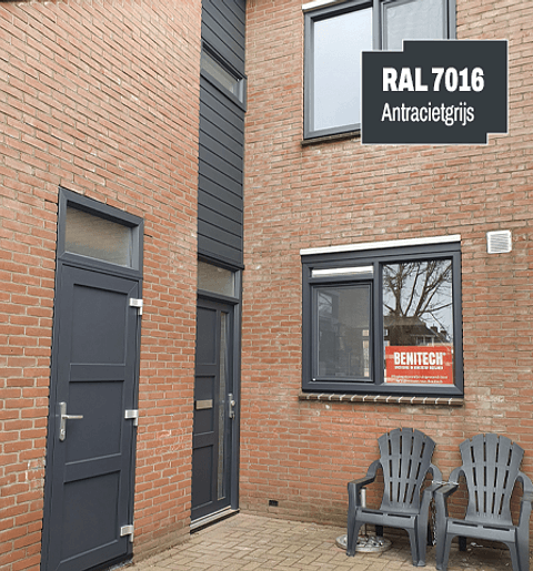 Voorgevel woning met kunststof deuren, kunststof gevelbekleding en kunststof kozijnen ral 7016 antracietgrijs