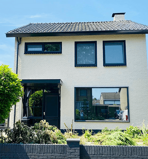 Kunststof kozijnen modern - moderne vrijstaande woning met zwarte kunststof kozijnen - voorbeelden kozijnen