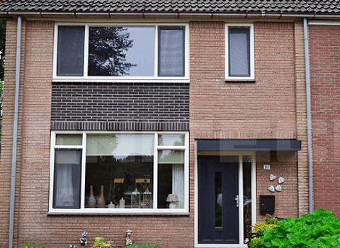 Voorgevel huis twee onder een kap woning met kunststof kozijnen, ramen en deuren
