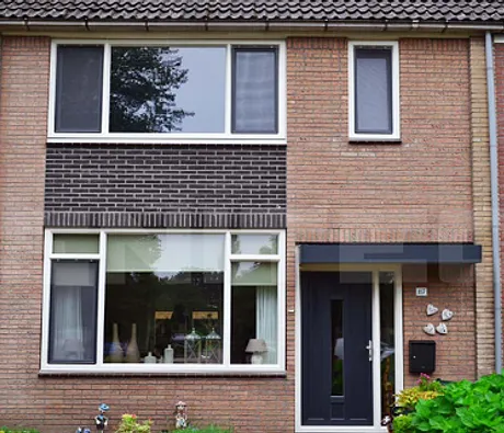 Voorgevel huis twee onder een kap woning met kunststof kozijnen, ramen en deuren