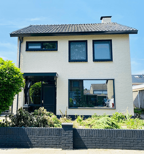 Voorgevel vrijstaande woning met kunststof kozijnen