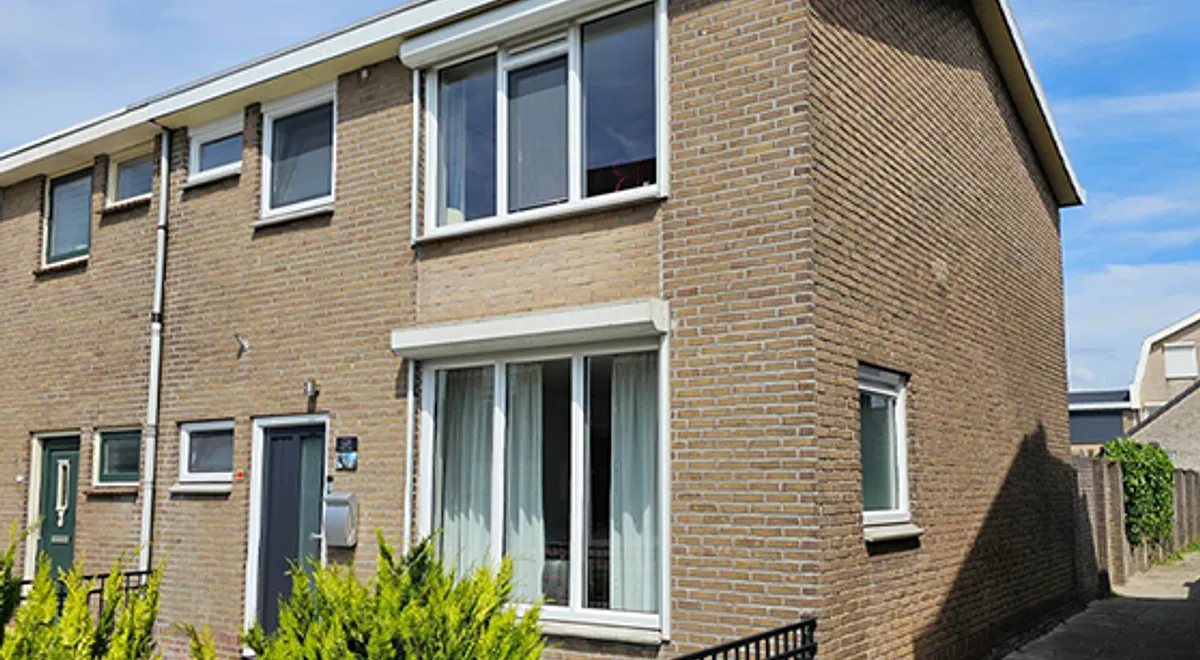 Voor- en zijgevel huis met kunststof kozijnen