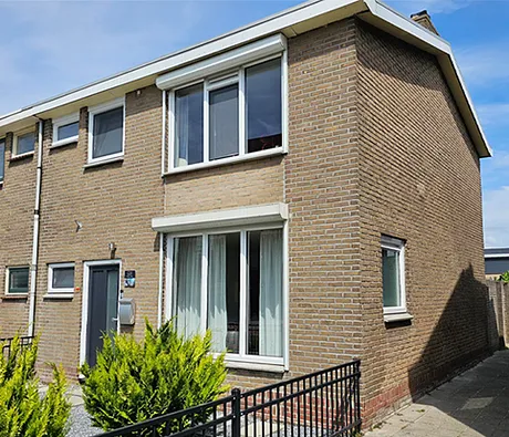 Voor- en zijgevel huis met kunststof kozijnen