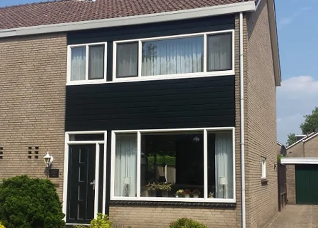 Voorgevel huis twee onder een kap met kunststof kozijnen