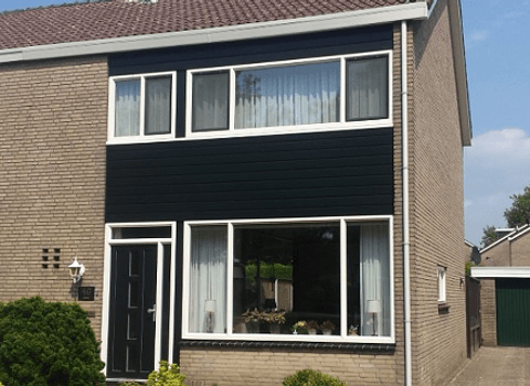 Voorgevel huis twee onder een kap met kunststof kozijnen