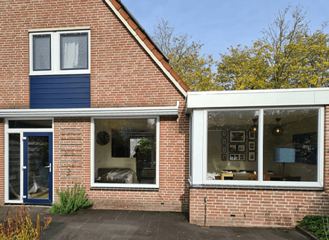 Achtergevel huis met twee verdiepingen kunststof kozijnen, ramen en deuren