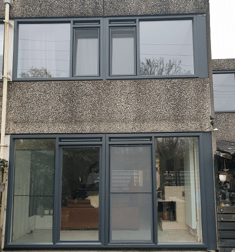 Achtergevel huis met antracietgrijze kunststof kozijnen