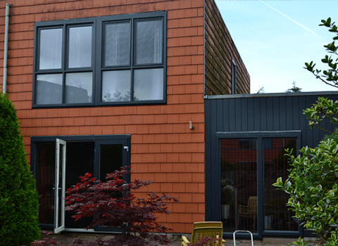 Achtergevel modern huis met kunststof kozijnen