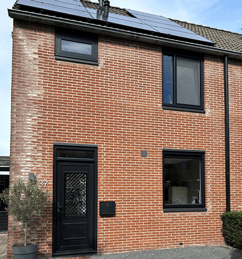 Voorgevel rijtjeswoning met kunststof kozijnen