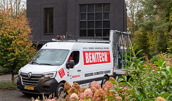 Benitech bus met aanhanger voor een gerenoveerd huis