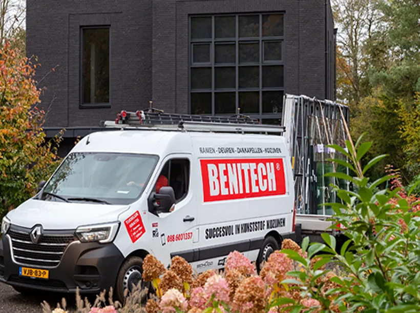 Benitech bus met aanhanger voor een gerenoveerd huis