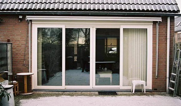 Kunststof kozijnen schuifpui in achtergevel bij sneeuw