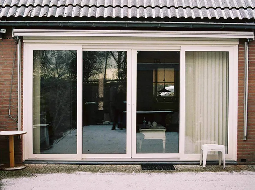 Kunststof kozijnen schuifpui in achtergevel bij sneeuw