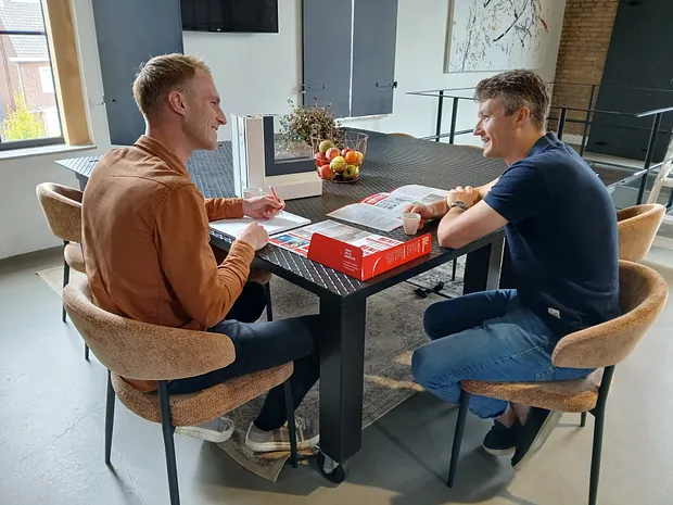 Benitech adviseur voert adviesgesprek kunststof kozijnen met klant