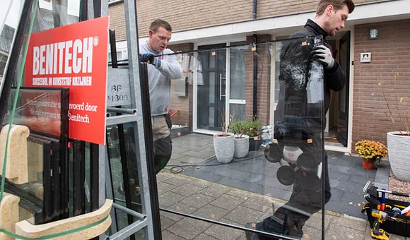 Monteurs Benitech Kozijnen lopen met HR++ glas voor kunststof kozijnen montage