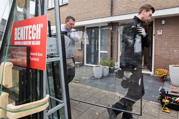 Monteurs Benitech Kozijnen lopen met HR++ glas voor kunststof kozijnen montage