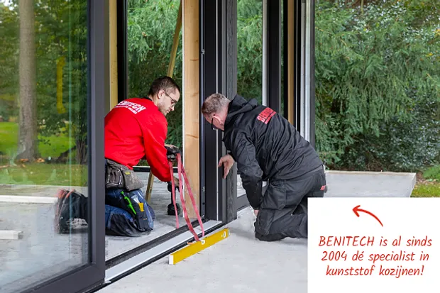 Benitech Kozijnen monteurs aan het werk met tekst: Benitech is als sinds 2004 dé specialist in kunststof kozijnen!