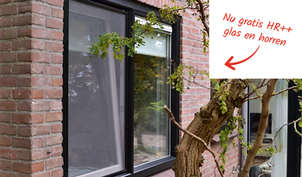 Zwart kunststof kozijn met openstaand raam met hor - Kunststof kozijnen actie nu gratis HR++ glas en horren