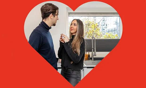 Man en vrouw genieten van kunststof kozijnen in moderne keuken omkadert met rood hart Valentijnsdag