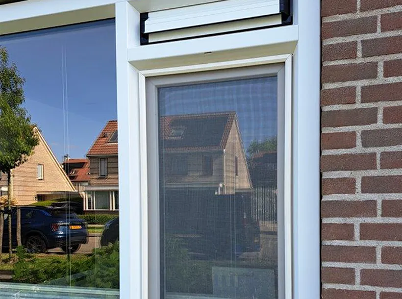 Kunststof kozijn met hor en ventilatierooster