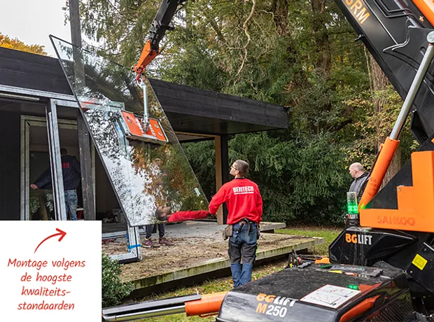 Glas verplaatsen met kraan voor montage kunststof kozijnen - Kunststof kozijnen inclusief montage bij Benitech volgens de hoogste kwaliteitsstandaarden