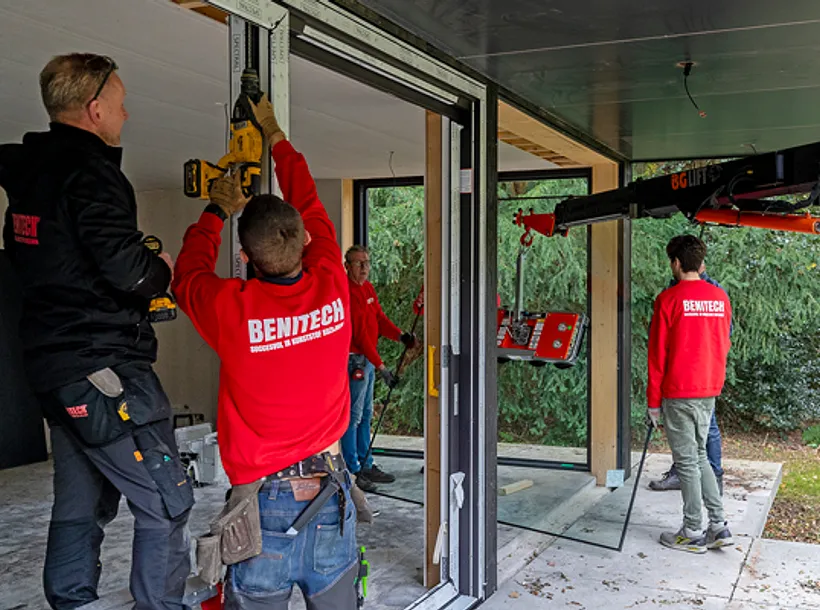 Kunststof kozijnen inclusief plaatsen - Benitech monteurs in beeld die kunststof kozijnen in woning plaatsen