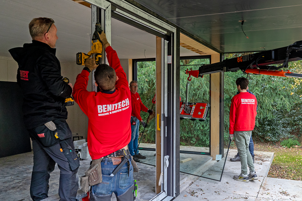 Kunststof kozijnen inclusief plaatsen - Benitech monteurs in beeld die kunststof kozijnen in woning plaatsen