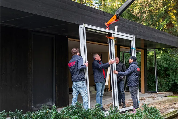 Benitech Kozijnen plaatsen kunststof kozijn met kraan - Kunststof kozijnen inclusief plaatsen