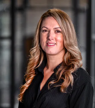 Portret Tidora Komurcu Beheer wagenpark Benitech Kozijnen