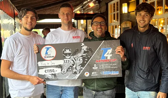 Rory de Jong met WK cheque en medewerkers Benitech Kozijnen