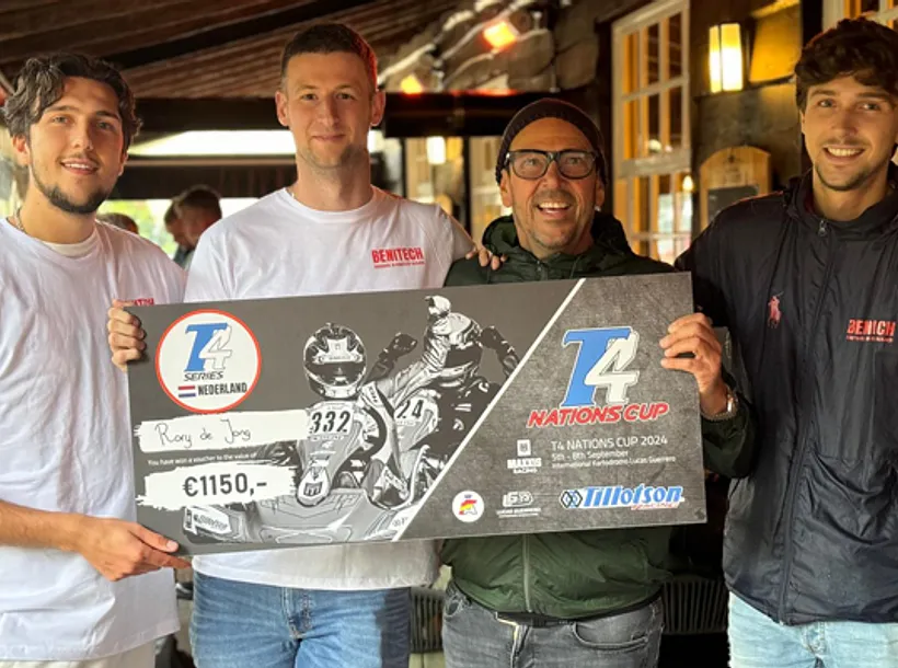 Rory de Jong met WK cheque en medewerkers Benitech Kozijnen