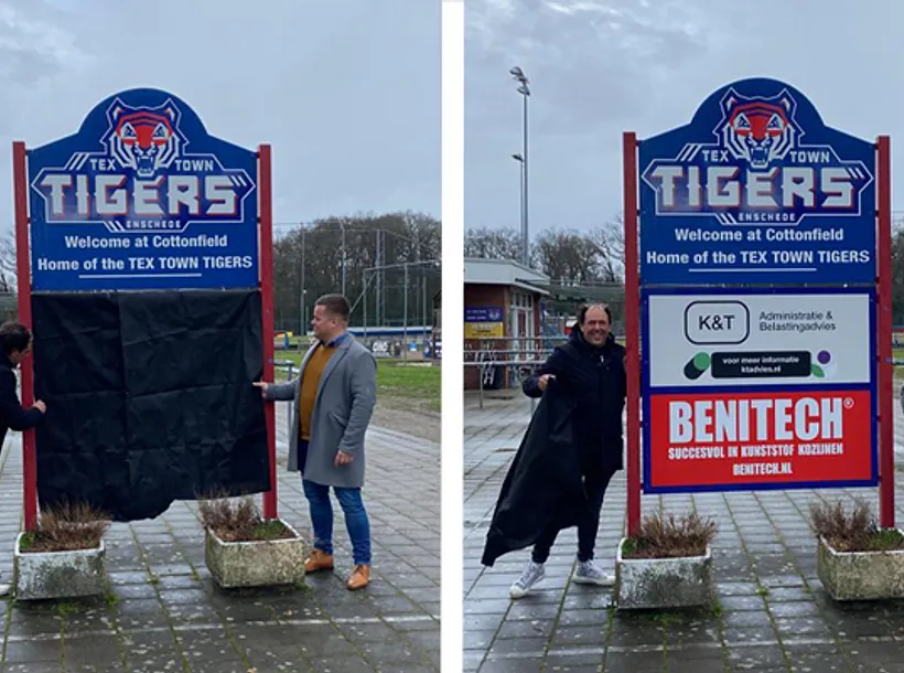 Onthulling entree sponsorbord Benitech Kozijnen bij Tex Town Tigers