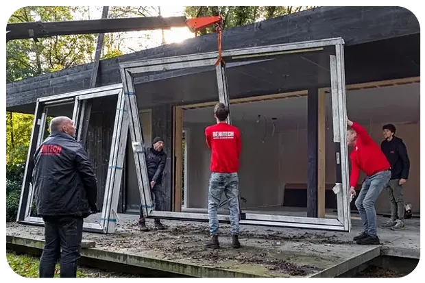 Monteurs Benitech Kozijnen plaatsen kunststof kozijn