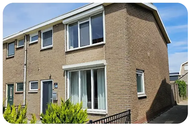 Hoekwoning voorzien van kunststof kozijnen van Benitech