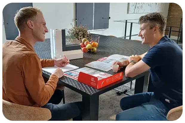Kunststof kozijnen adviesgesprek met Benitech adviseur en klant