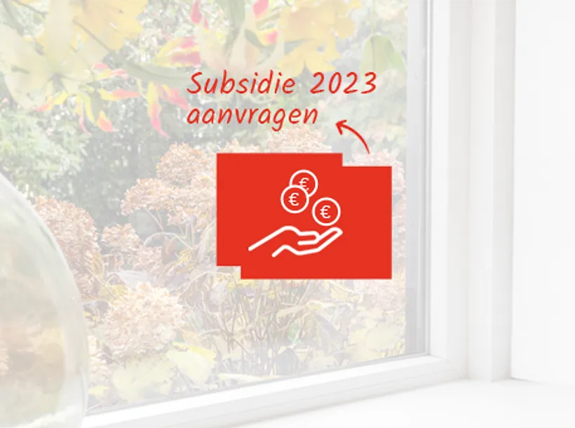 Kunststof kozijn met icon hand dat geld ontvangt en tekst subsidie 2023 aanvragen